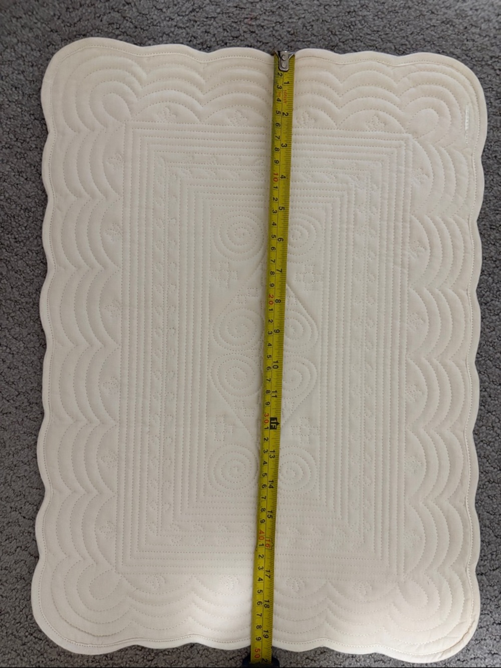 Set of 6  Quilted Scalloped Edge Off White Quilted Cotton Placemats - Picture 7 of 9
